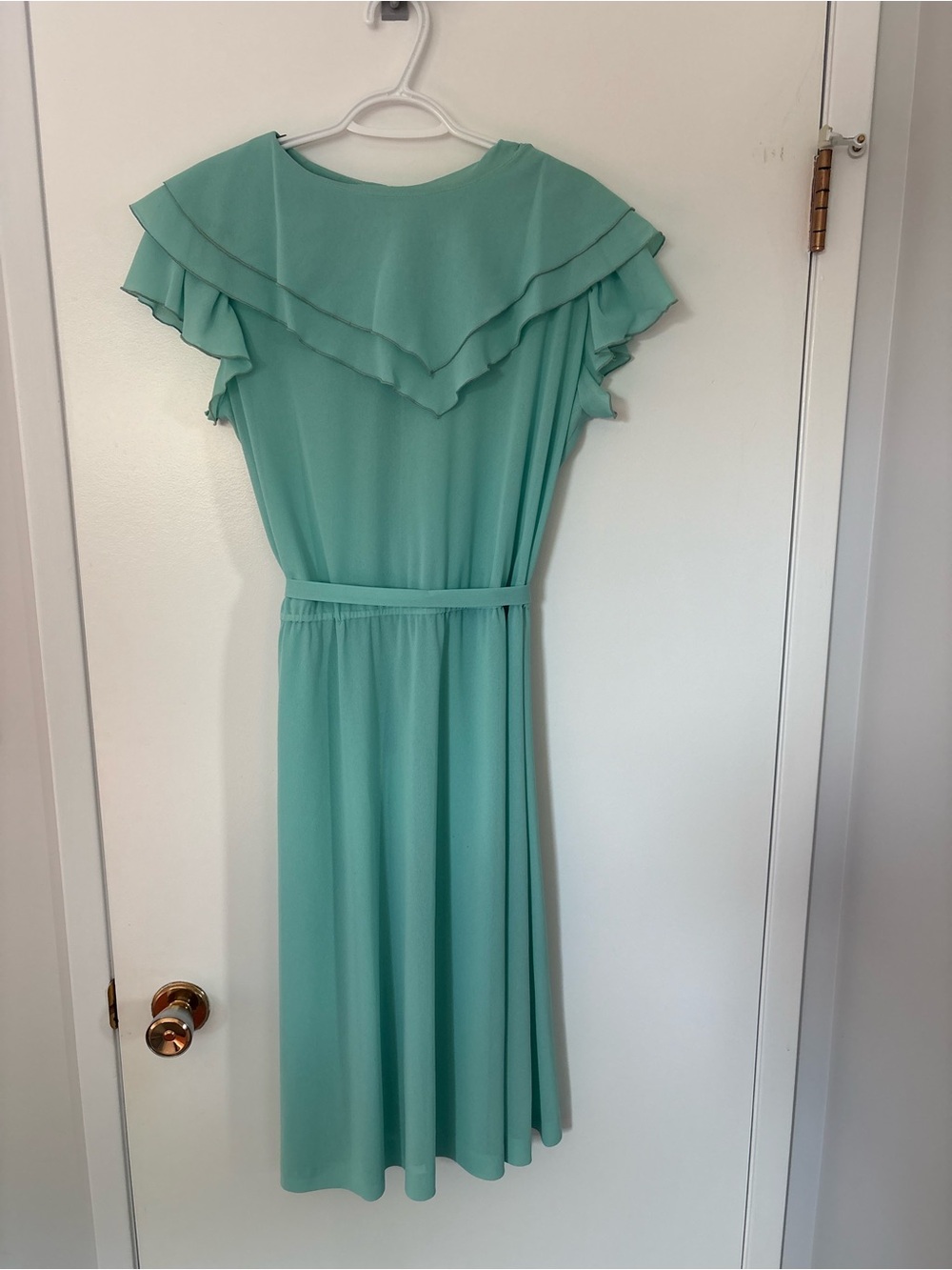 Vintage women’s sea foam green ruffle sleeve Midi Dress